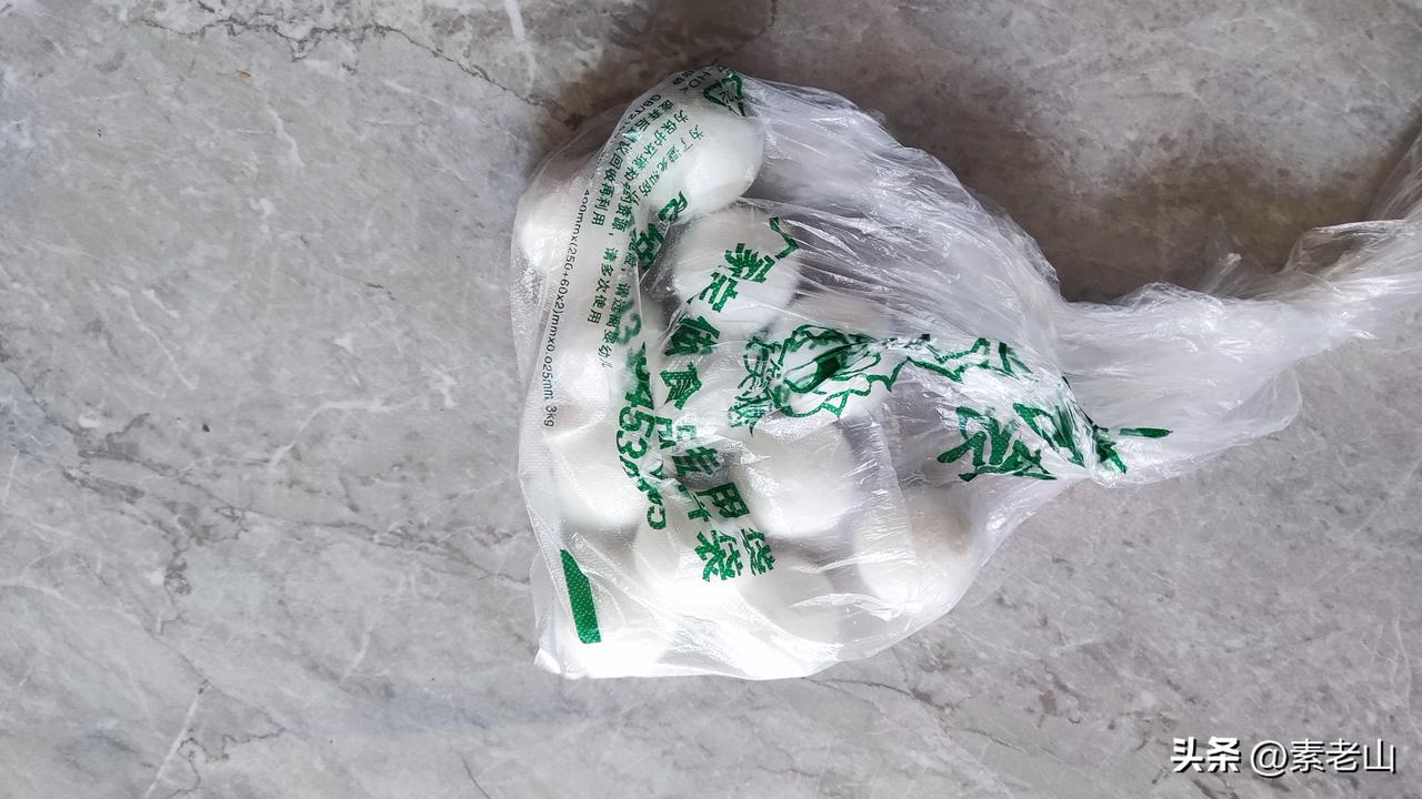 元宵琐记
2026年的春寒还未完全褪去，3月1日路过市场时，却已被满街的元宵香气