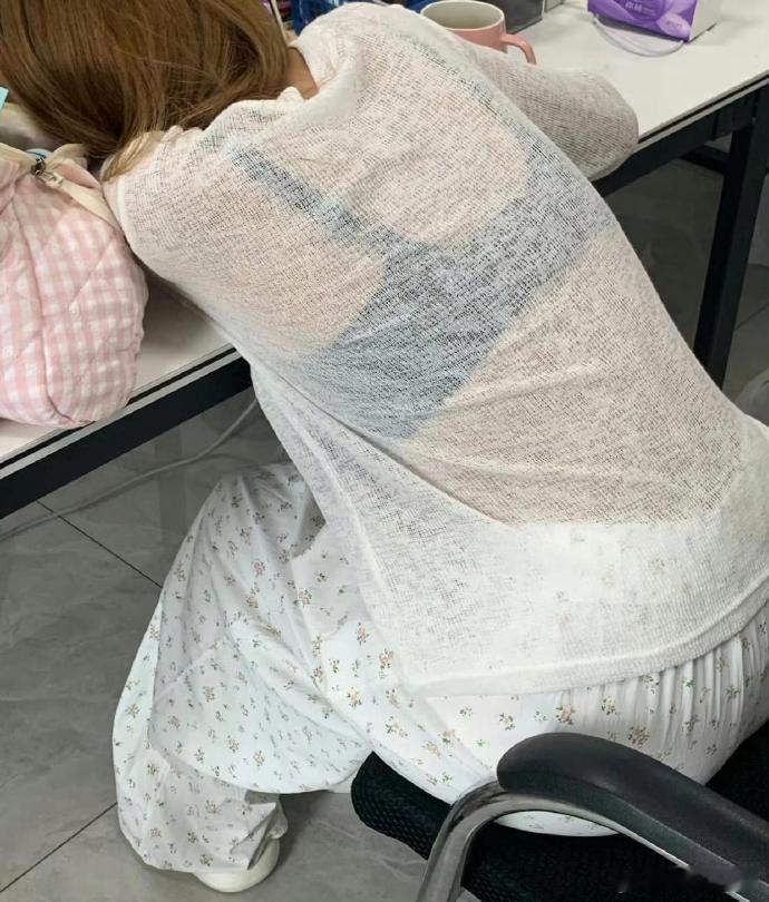 问问大家上班这样穿真的合适么？ 
