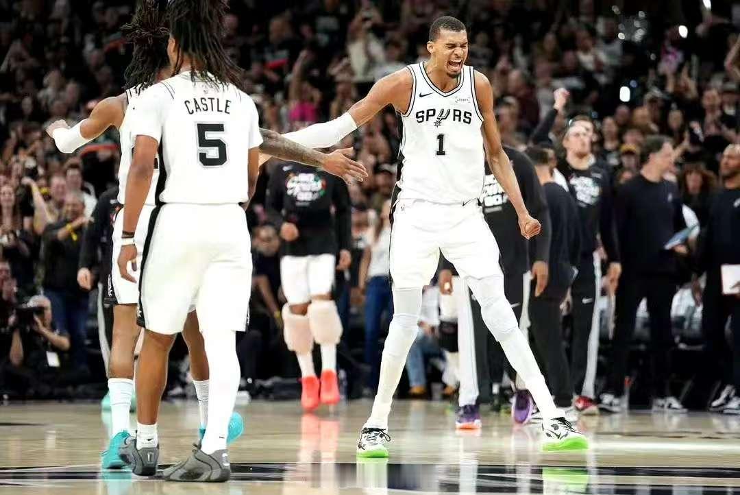 马刺全员可以出战西决G6迎战雷霆明日NBA西部决赛G6，马刺将在主场迎战雷霆。据