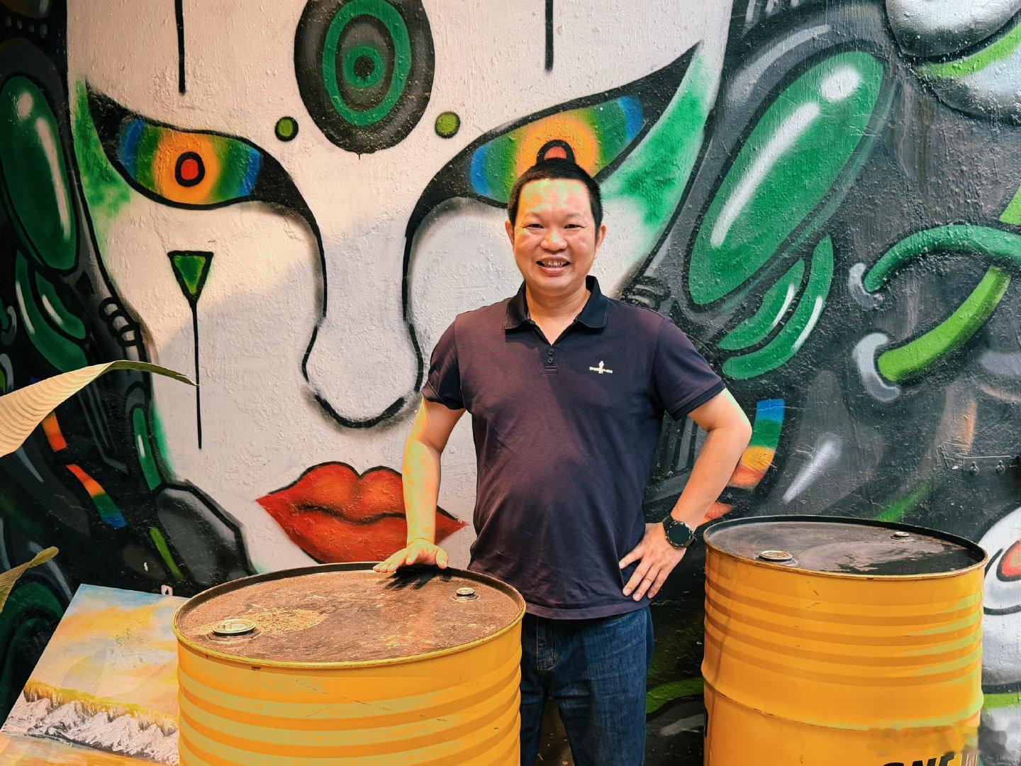 不要把全部期待寄托于外界认可。别人的夸奖可以参考，但不能定义你的价值。总活在他人
