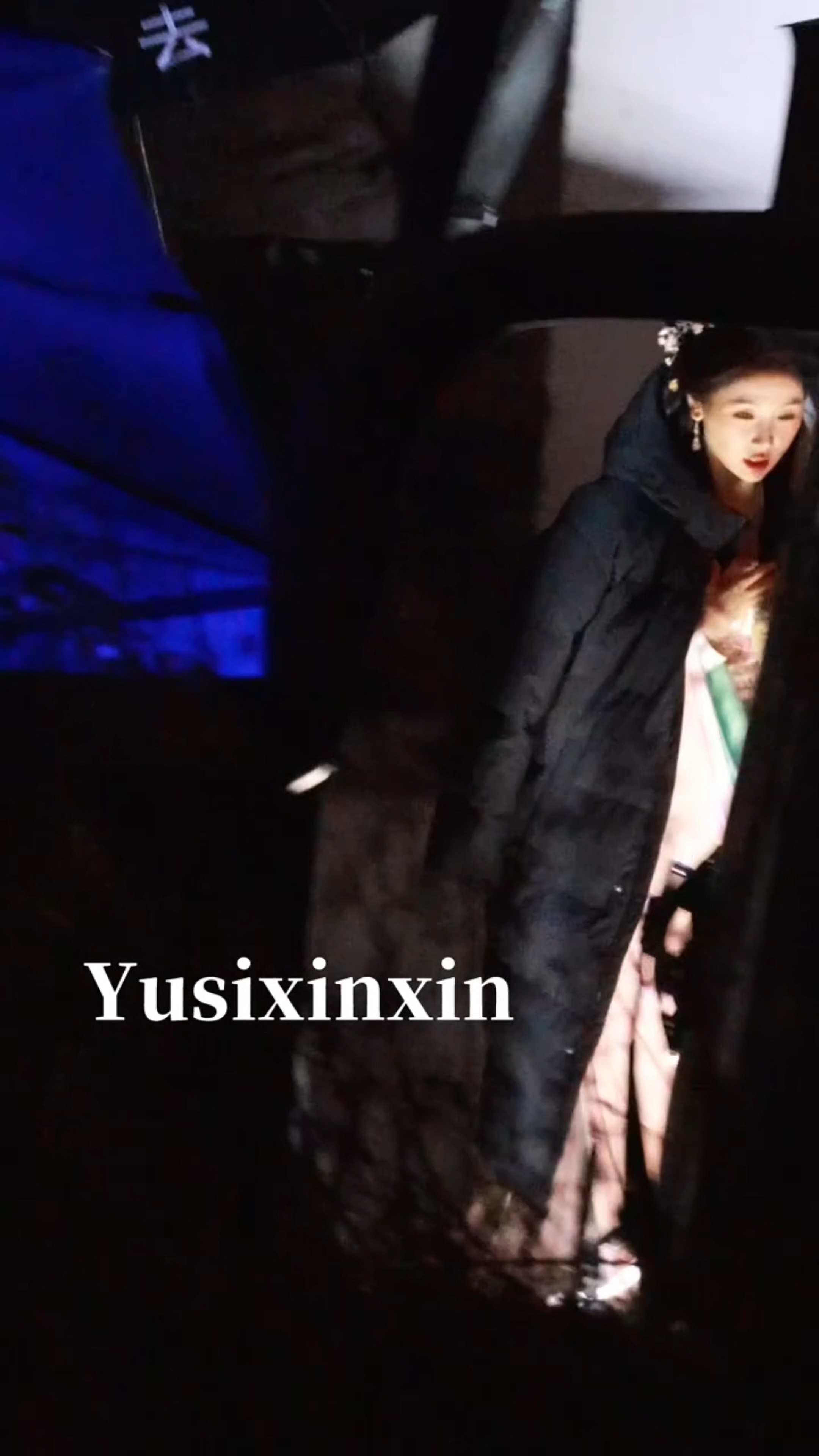 下班特别萌萌地喊了一声“收工喽”出来以后又萌萌的给大家比心🫶气血十足的虞书欣