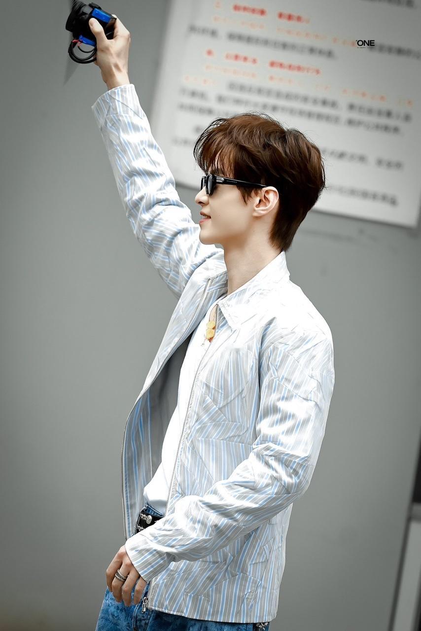 何与hi6上班男大感何与好六录制，这一套也太清爽了！还带了一个银杏叶项链，审美绝