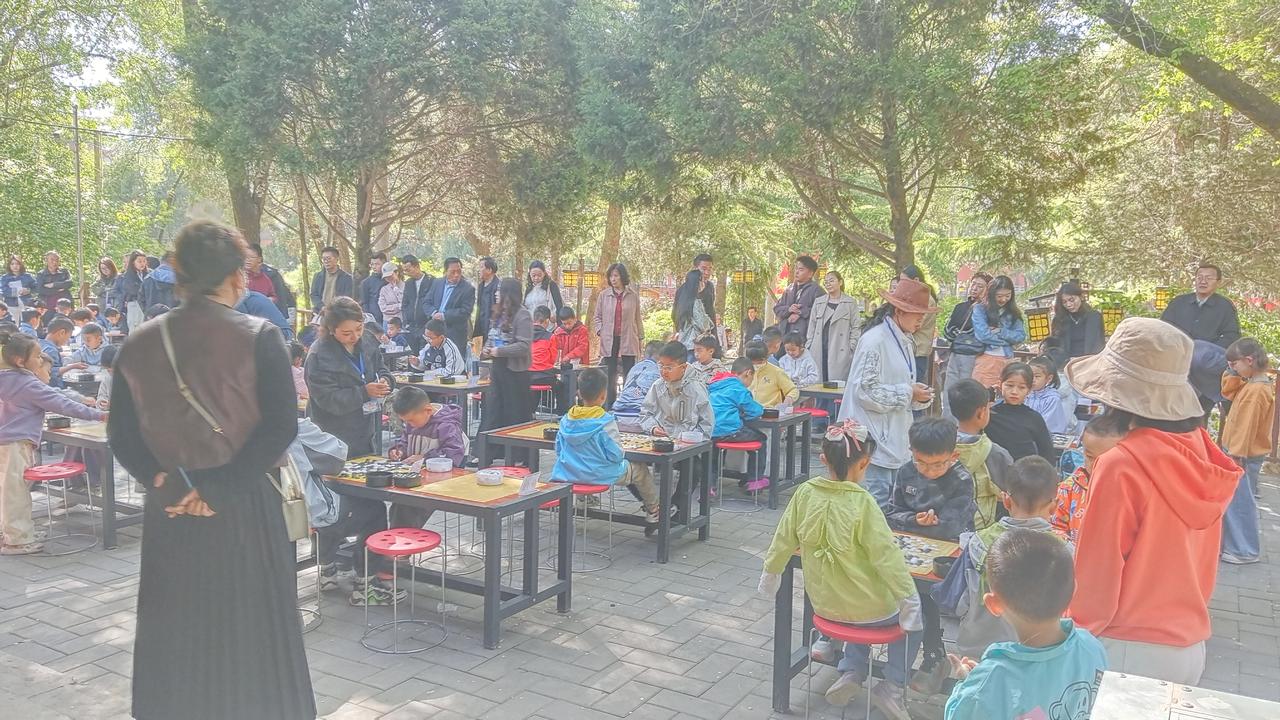 比赛间隙，我和其他家长交谈起来。大家纷纷分享自家孩子学围棋的经历，有的说孩子为了
