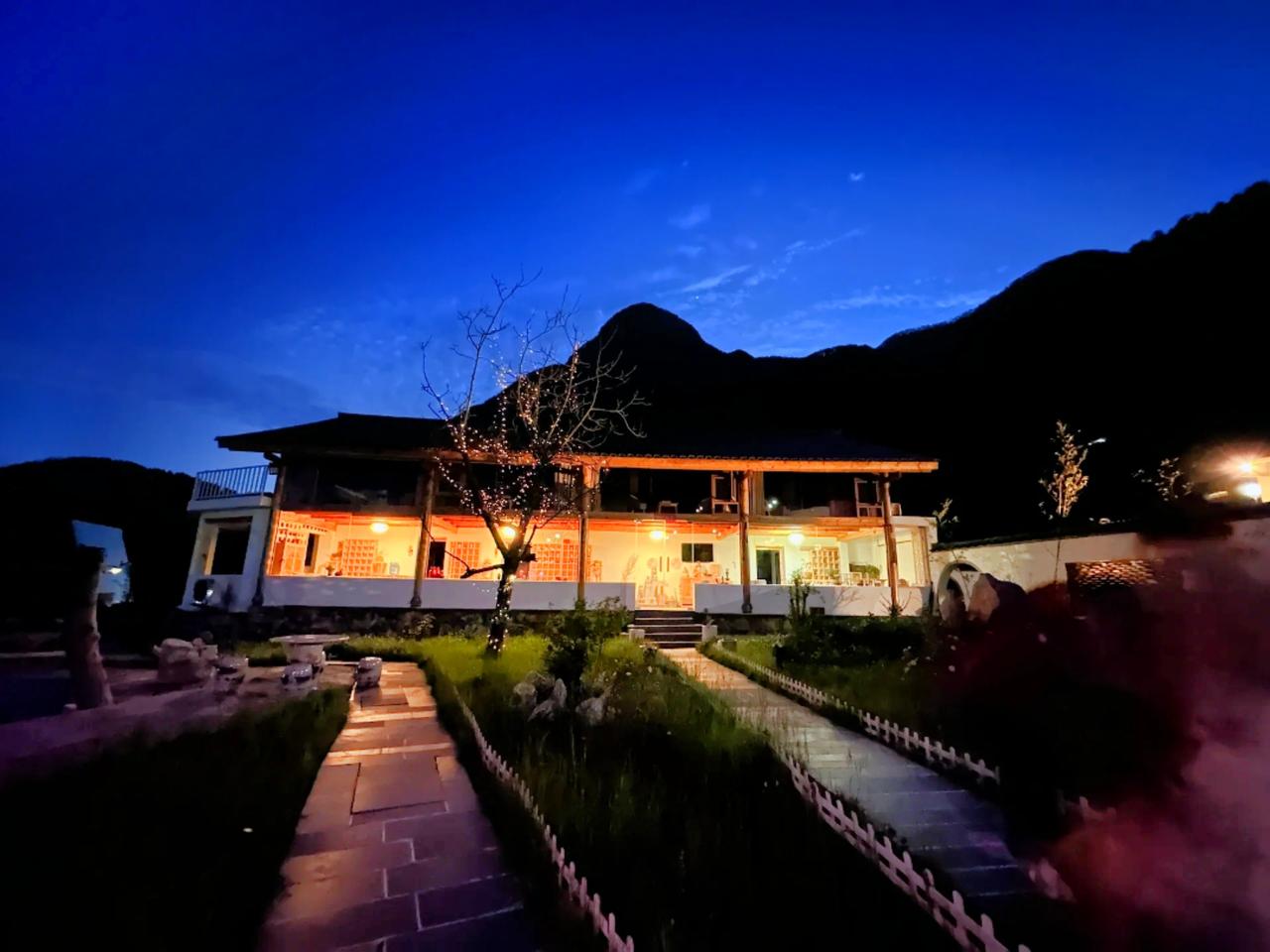 安静小山村里的民宿，夜色中的独属浪漫。松弛感度假氛围拉满，坐在院子里看