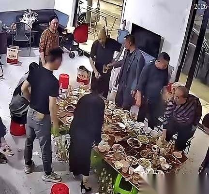 山东临沂这桌三十多道菜的家宴，硬菜刚上齐，主家大哥就撂下一句话：“今天谁都不许提