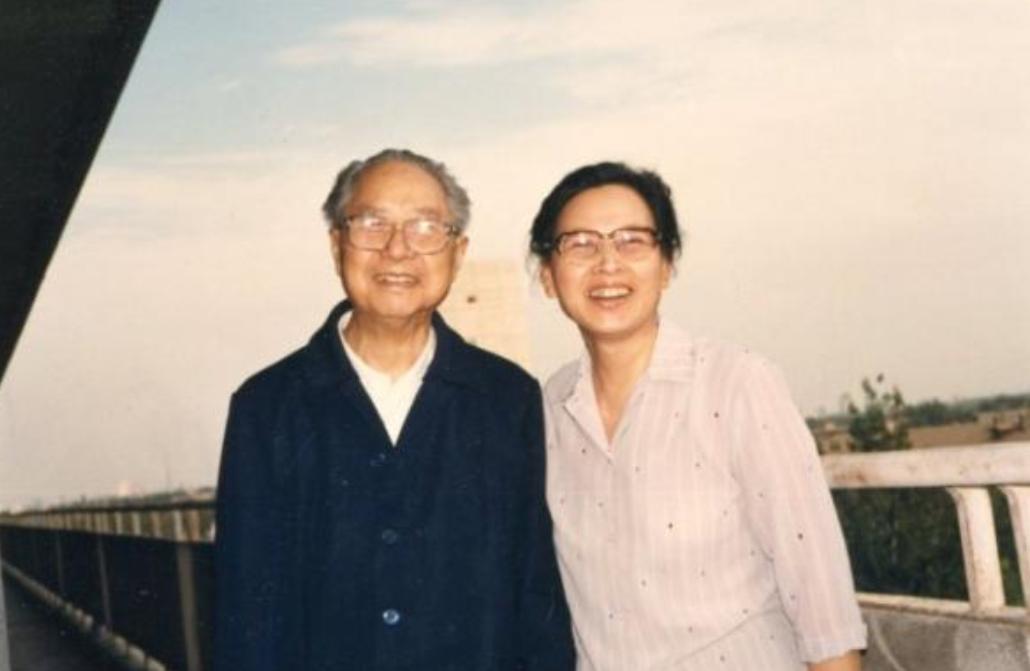 1954年，开国中将成钧丧偶后，心中暗暗属意小姨子周月茜，此事后来传为佳话。成钧