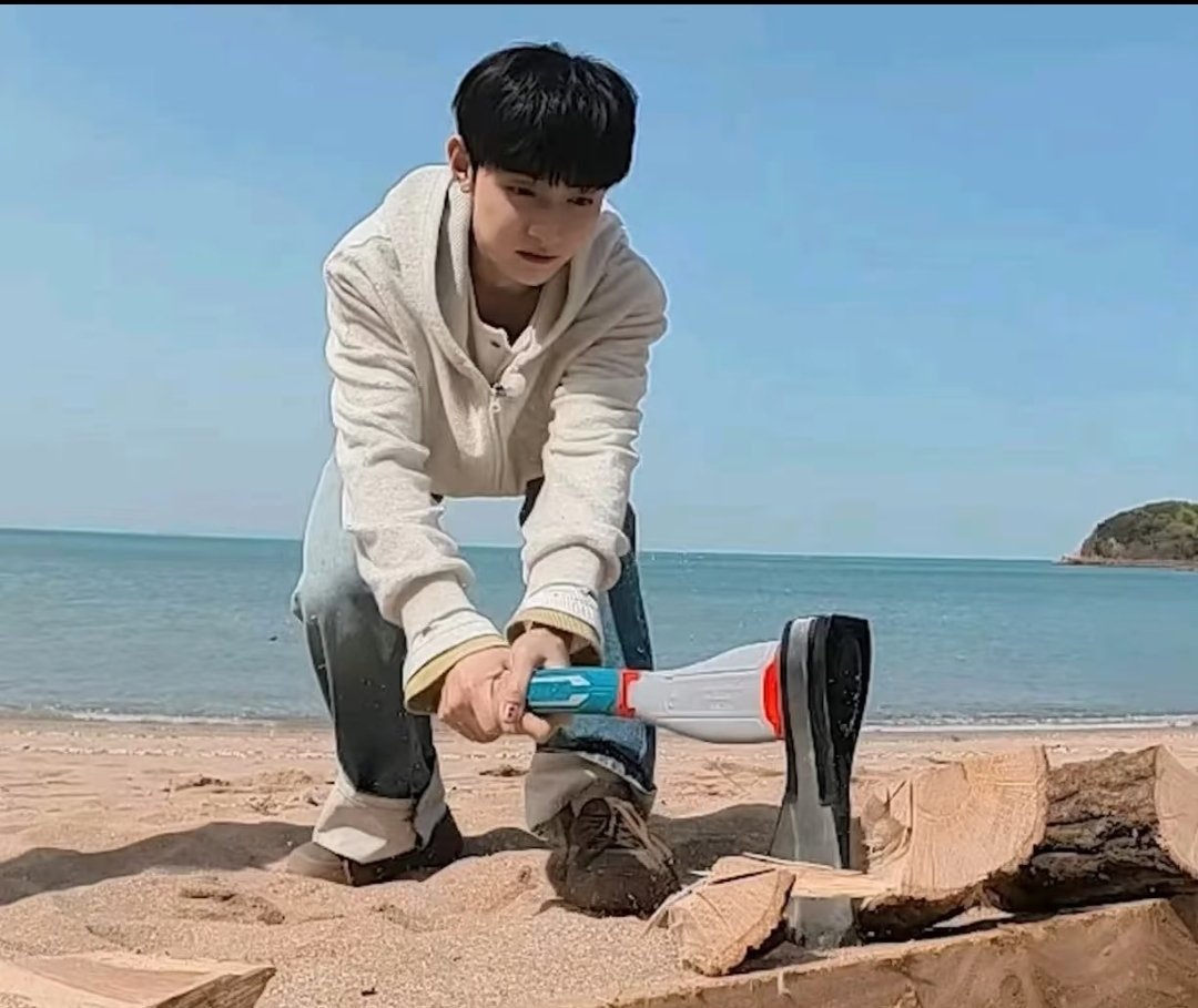 章昊 🎻章昊六男一 章昊砍半天柴结果三秒镜头都没有，然后字幕写成这样，到底在引