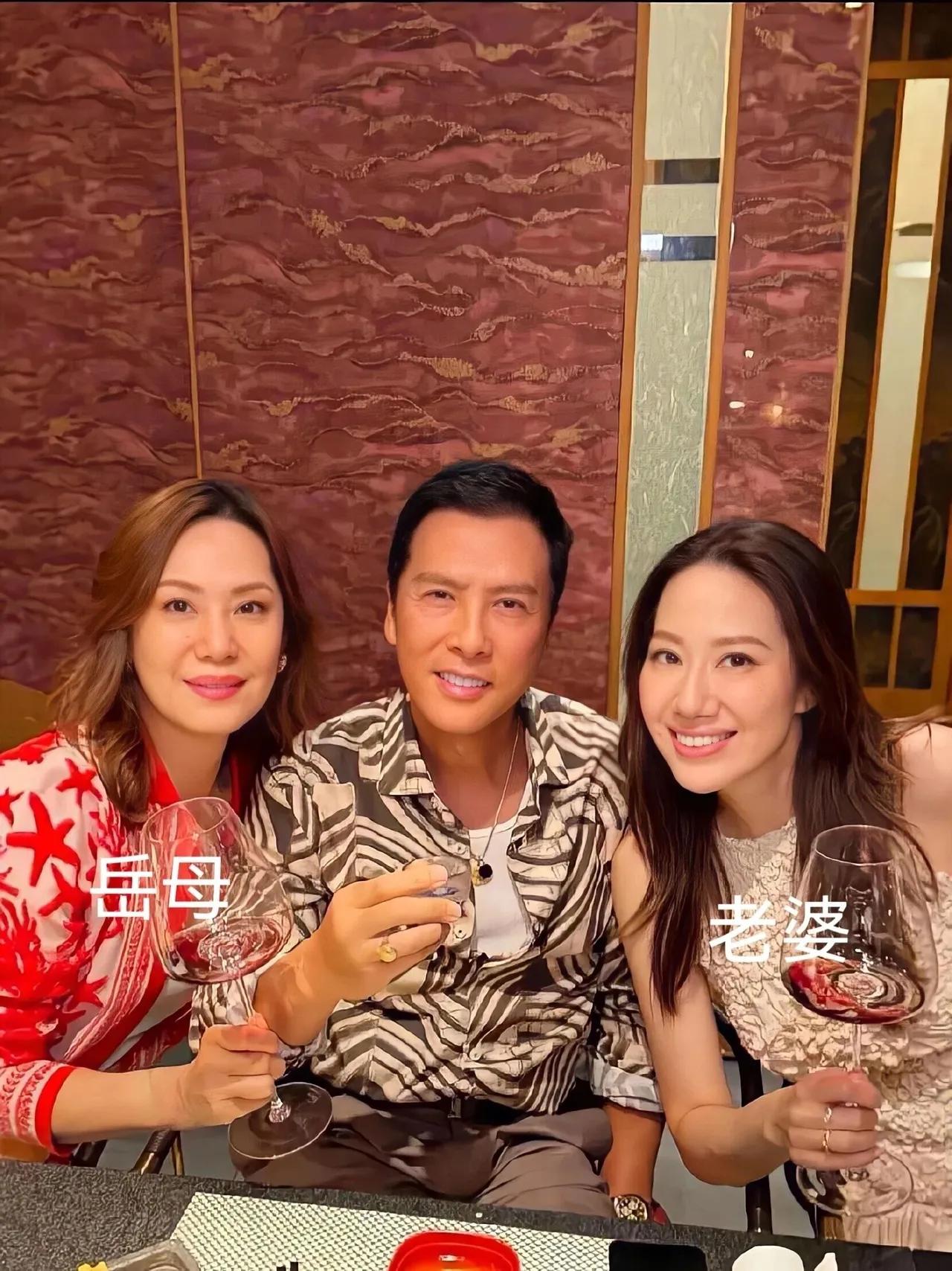 老婆和岳母都特别迷人。
62岁的甄子丹与68岁的岳母同框，展现了岁月不败的气场。