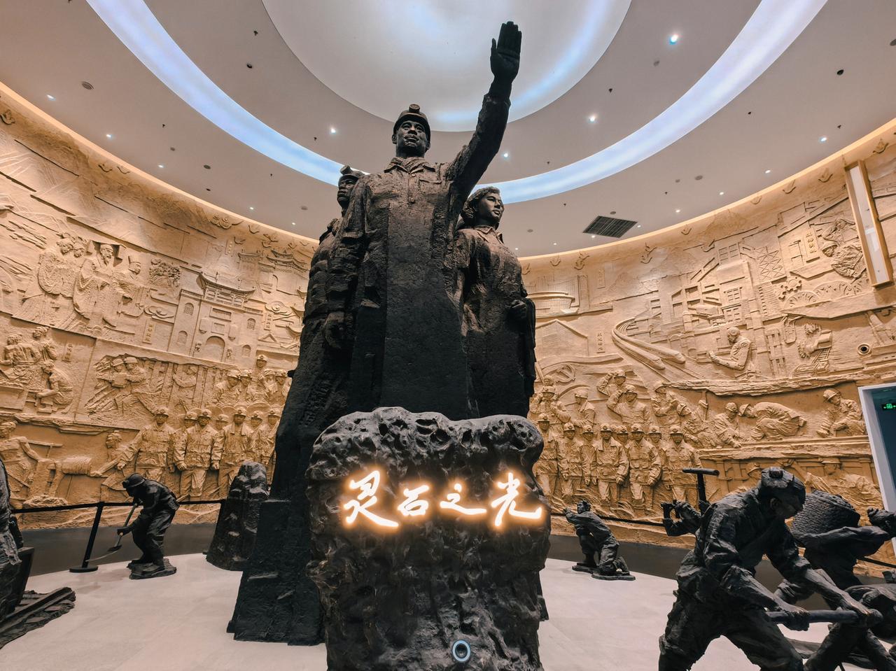 「时间旅行者」在砖瓦纹路中对话六百年
📍地理区位与交通指南
王家大院坐落于山西