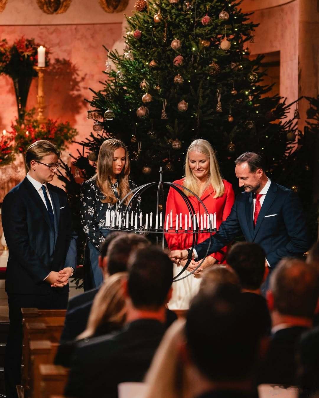 挪威王室 🇳🇴12月16日，哈肯王储、梅特-玛丽特王储妃、英格丽德·亚历山德