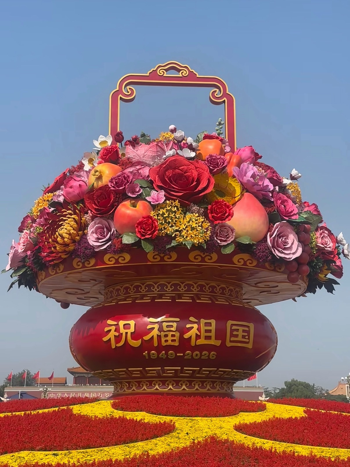 天安门游客观升旗看花篮哭了国庆必打卡！天安门祝福祖国大花篮安检进入广场之后，走到