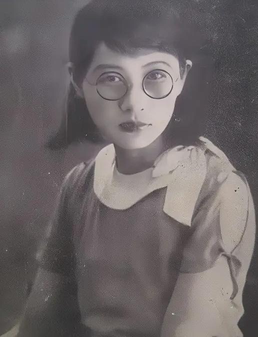 1909年，16岁的白薇结婚后，丈夫和婆婆对她非打即骂，婆婆甚至去咬断了她的脚筋