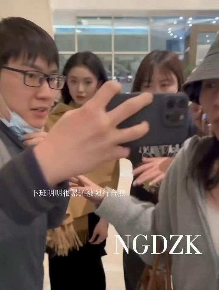 刘浩存被男粉强行合照刘浩存在离场时遭一名男子两次强行贴近合照并碰撞到头部。刘浩存