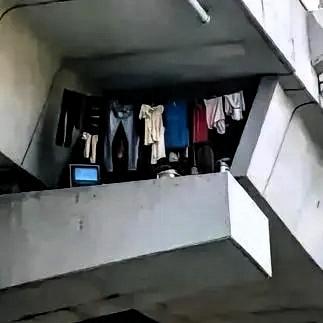 几百平免费桥洞住满了，没住上的都眼红，2026年5月24日，网上一段几百平方米免