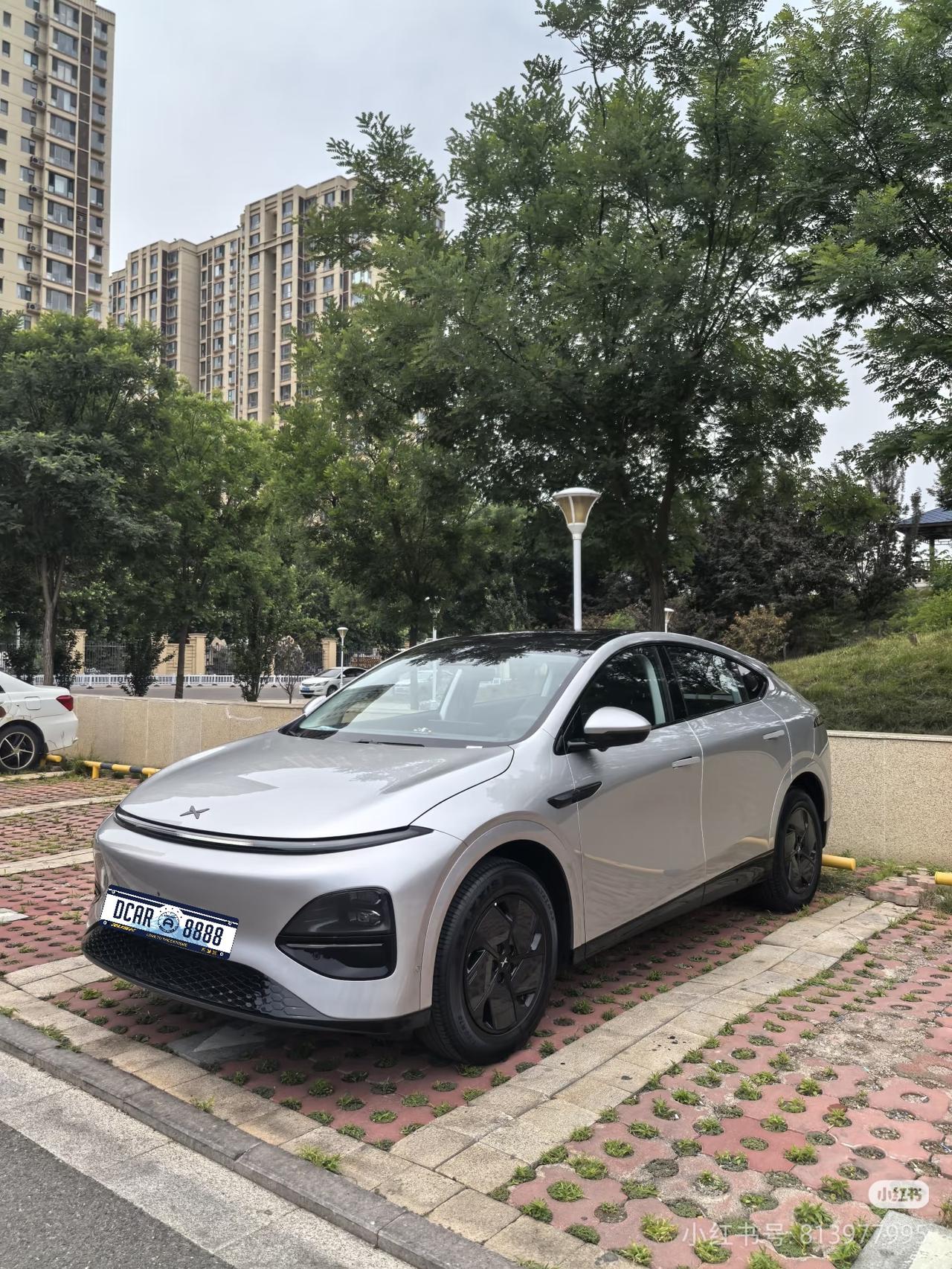 【隐藏功能】雨刮维修模式
提小鹏G6第一天，把车开回家，停在楼下。那天刚下过雨，