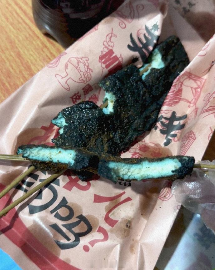 给猫咪买了海豹抱枕之后，猫猫趴在上面的表情逐渐豹化 ​​​