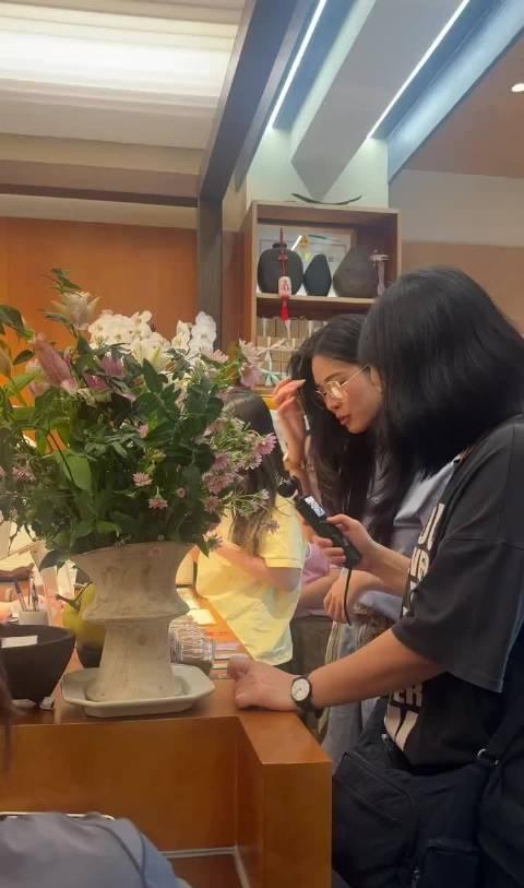 粉丝在咖啡厅偶遇邝玲玲 
小猪还看了镜头，超美啊 ​​​