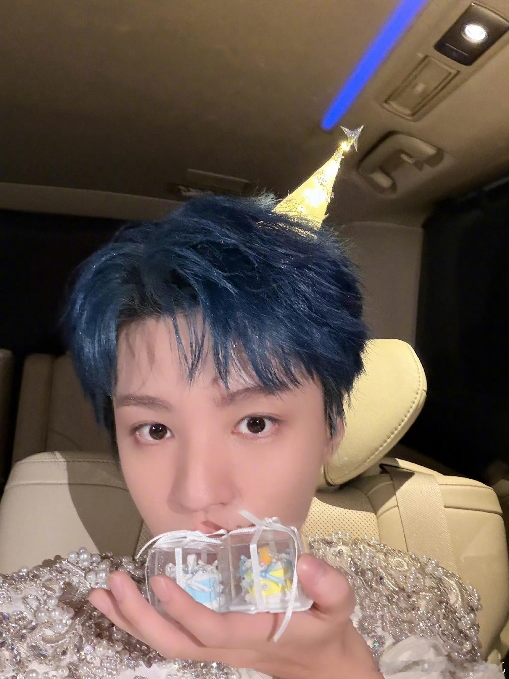 王俊凯跟王源说话语气都变温柔了时间真的过得好快啊，一晃眼小凯都27岁了[拜托]期