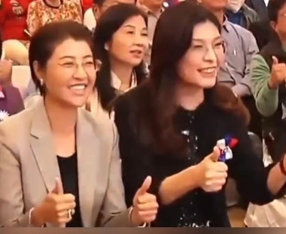 郑丽文与许淑华一同出席活动，许淑华是七零后，年轻漂亮又大方，现任南投县县长。郑丽