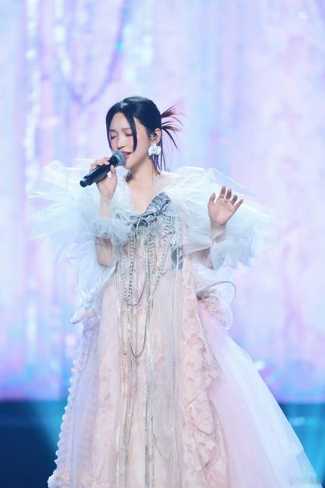 金莎42岁的状态 金莎姐姐这状态也太绝了吧！42岁还能保持这样的少女感和灵动气质