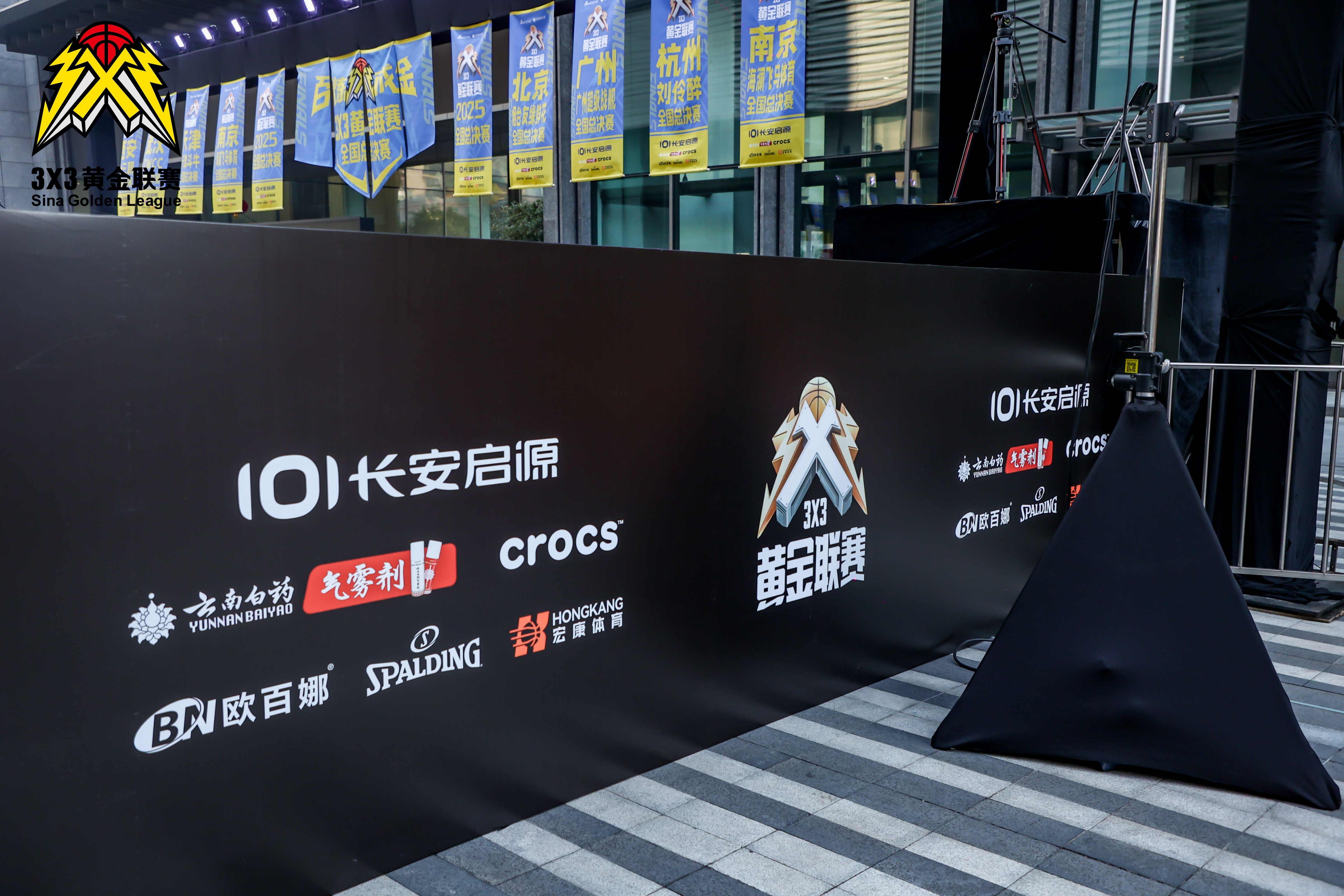 冬日不停练 篮球场上的每一次运球、每一记投篮，都是冬日里最燃的倔强；3x3黄金联