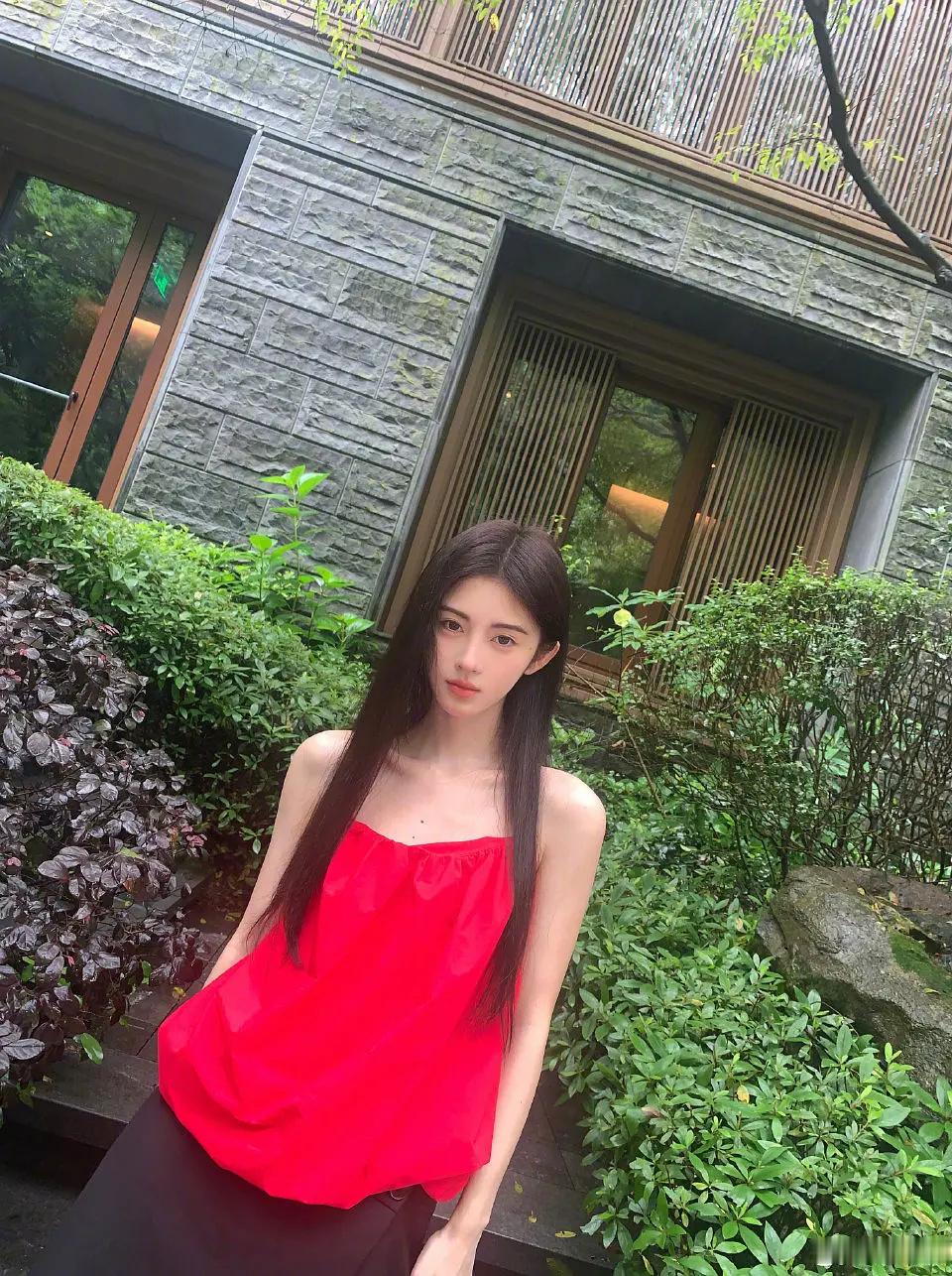 鞠婧祎新营业，看起来心情不错 ​​​
