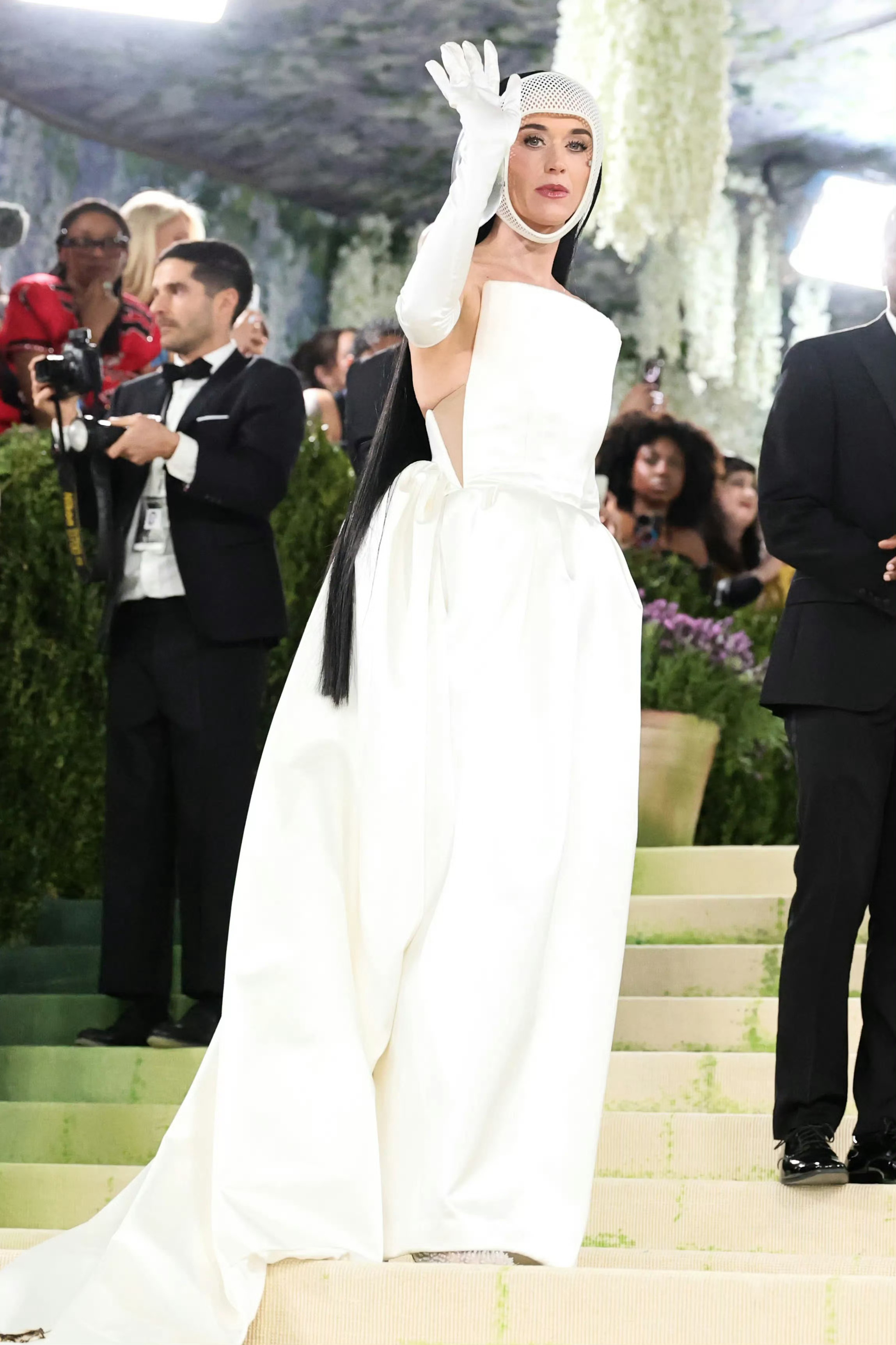 水果姐Katy Perry亮相MetGalaMetGala红毯，服装由Stell
