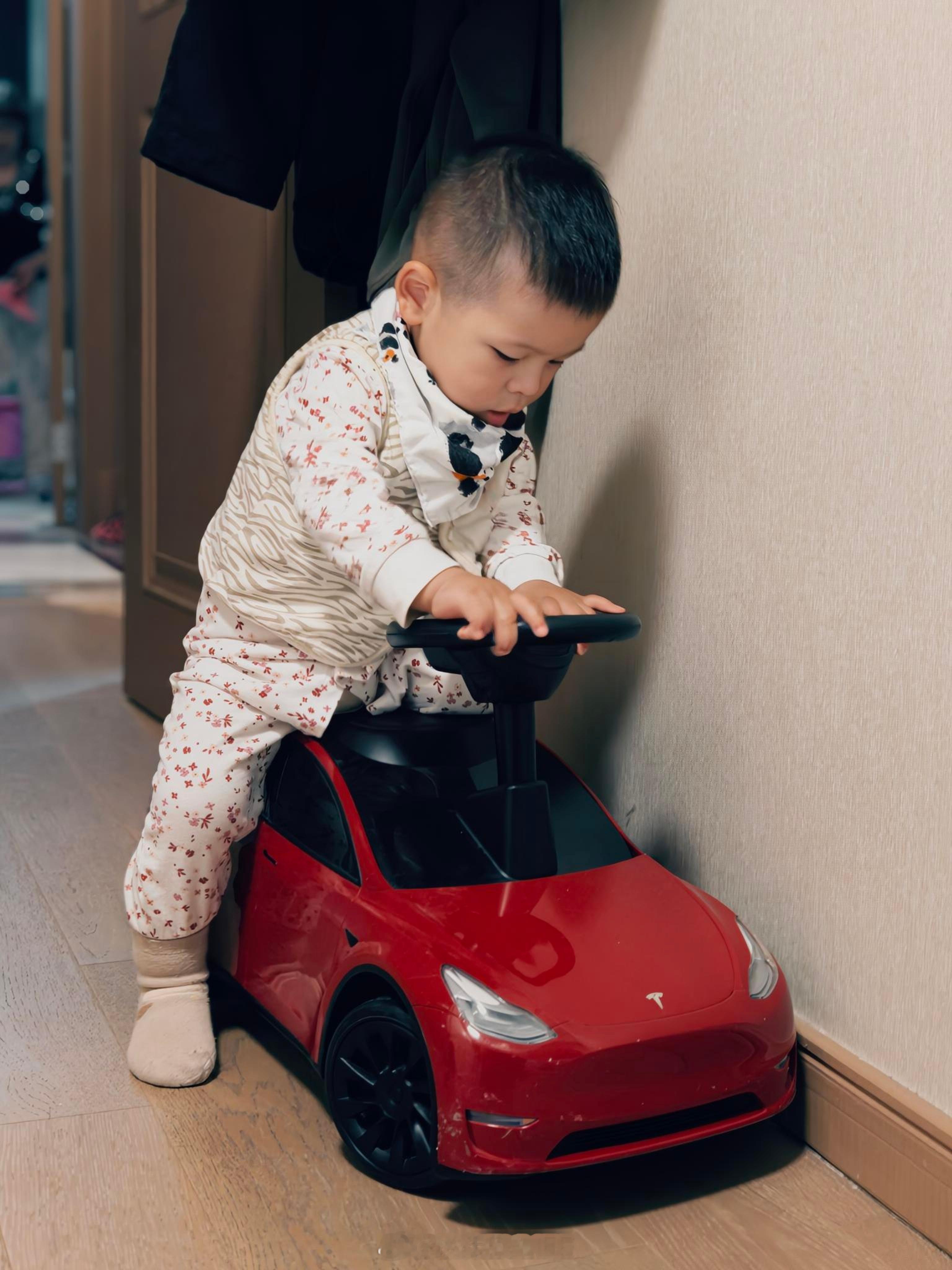 我老婆一直在给我发这个宾利儿童车，似乎在暗示什么？？？其实品牌也可以考虑生产些品