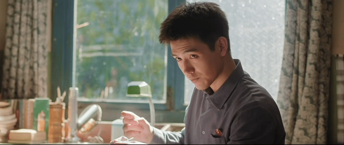 陈飞宇做针线活这段不像演的 陈飞宇这段针线活演得太真实了！翘二郎腿的松弛感，针头