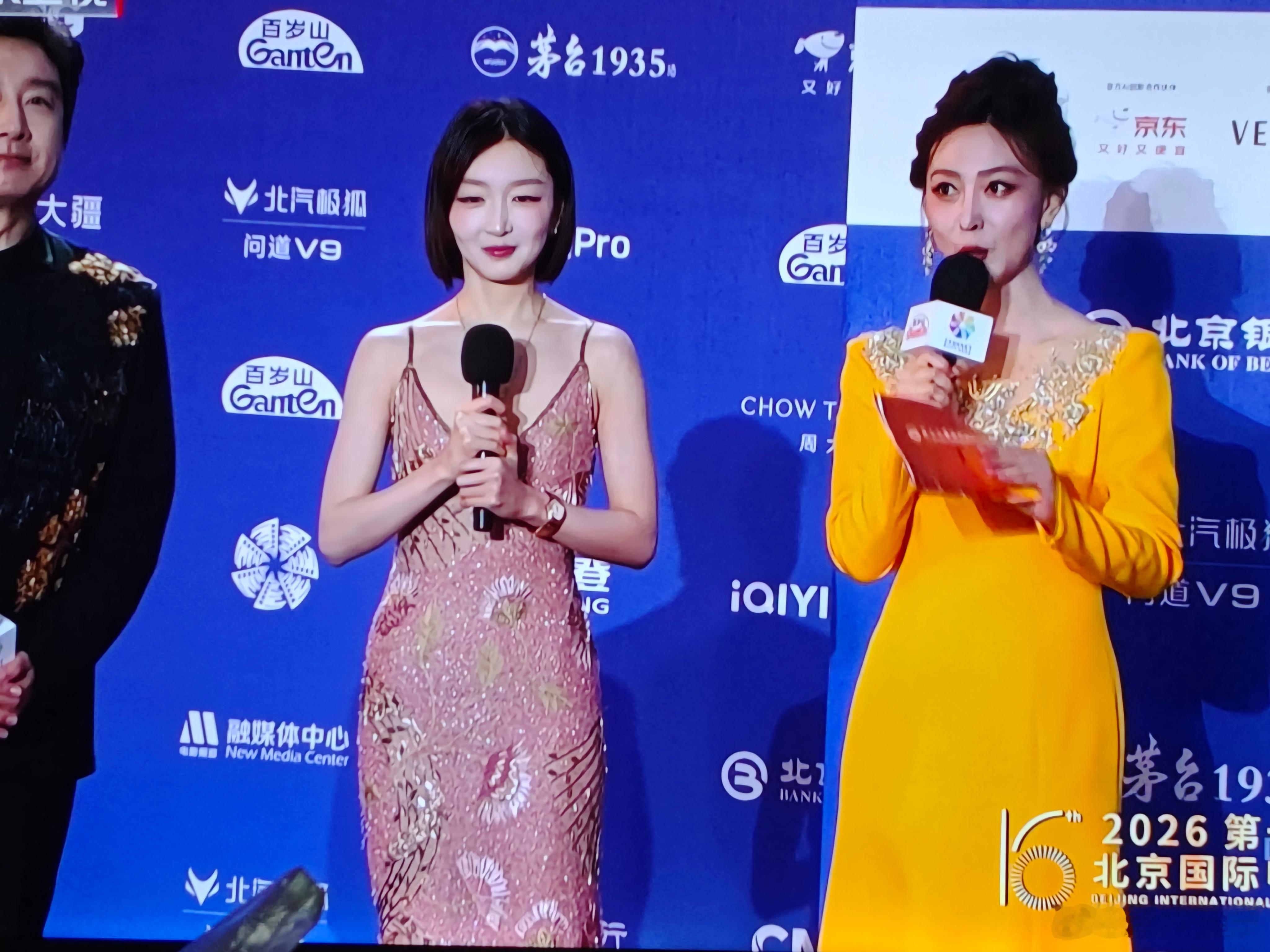 周冬雨短发好萌周冬雨也算年少成名，17岁当上谋女郎，素人踏上星光大道，30岁之前