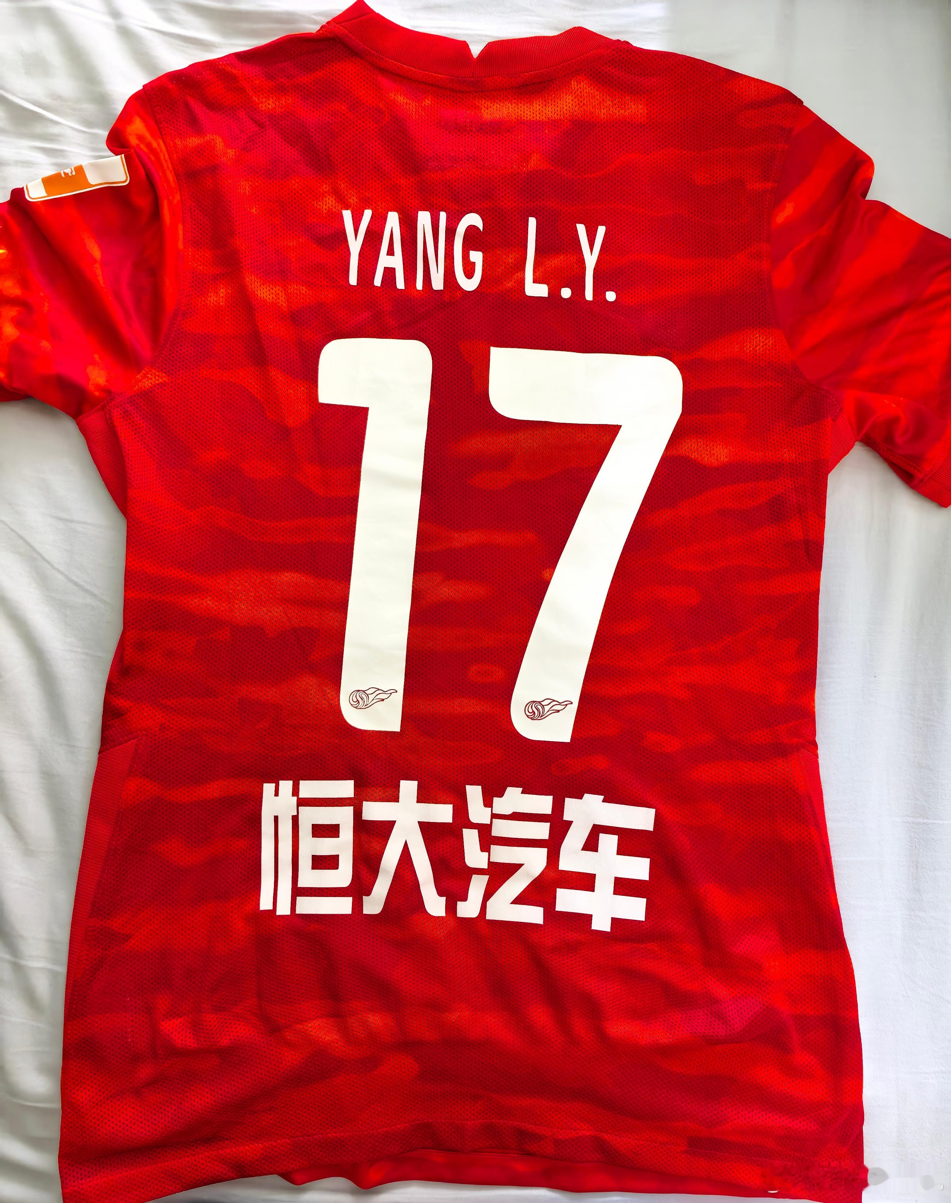 之前朋友送我的球员落场版球衣我认真研究了一下气孔很明显而且比较修身我们普通的就不