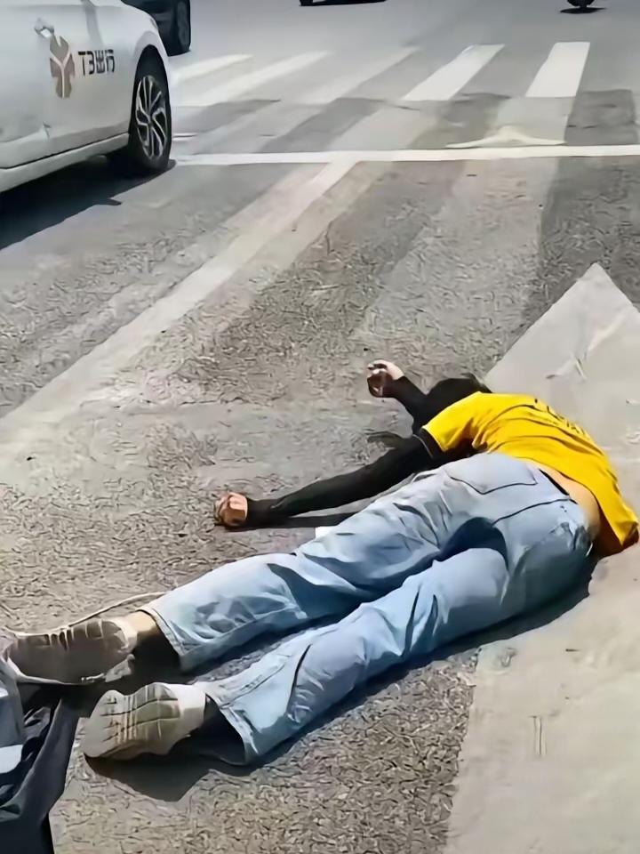 泪目！太让人揪心又无奈了！现在生活压力真的压垮不少普通人。
 
一名男子为了买车