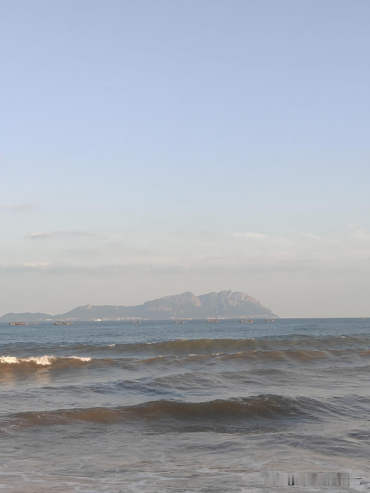 谁没见过大海温柔的样子？蓝得透亮的海面，浪花轻轻挠着沙滩，连海风都裹着甜意。可没