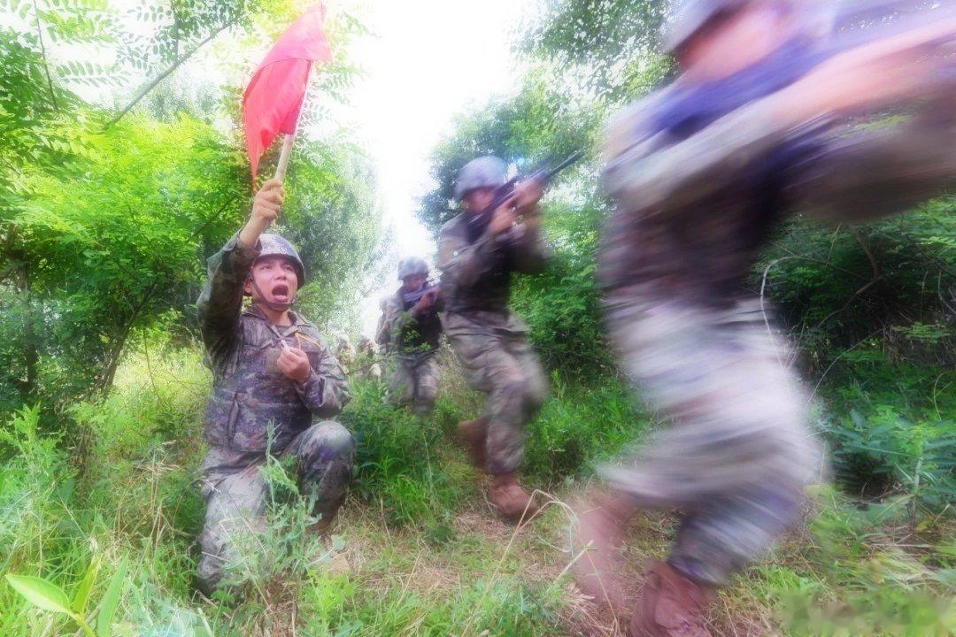 #东风快递[超话]##正青春火箭军##火箭军# 《我是真英雄》如闪电似雷霆利剑出