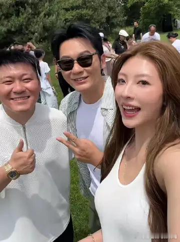 李可馨比李晨小十八岁李可馨比李晨小18岁。李晨早年曾在播客和综艺节目中提及这个妹