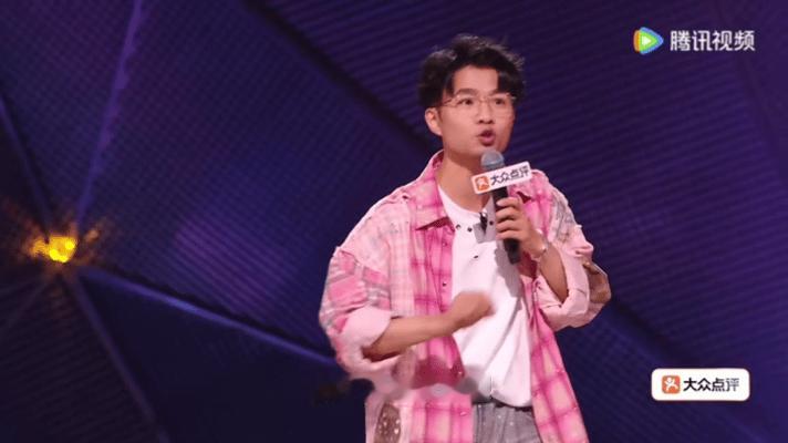 脱口秀演员走红毯是坐大巴去的脱口秀演员走红毯像赶集别家红毯精致隆重，脱口秀演员组