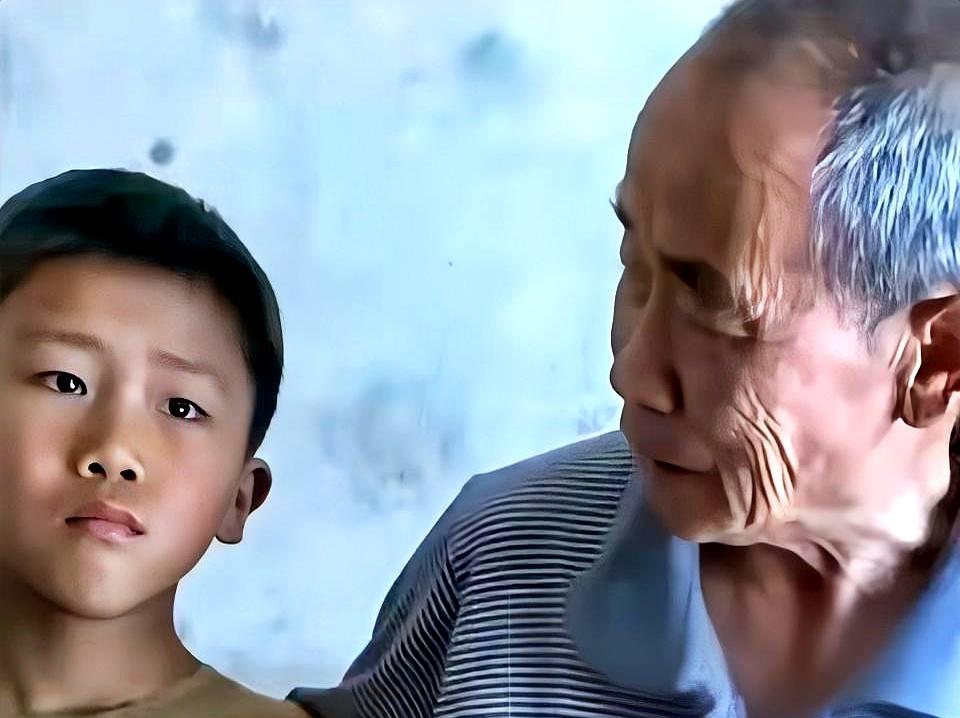 河南周口那个9岁男孩的故事，看得人心里真不是滋味。
父亲早逝，母亲改嫁，孩子每天