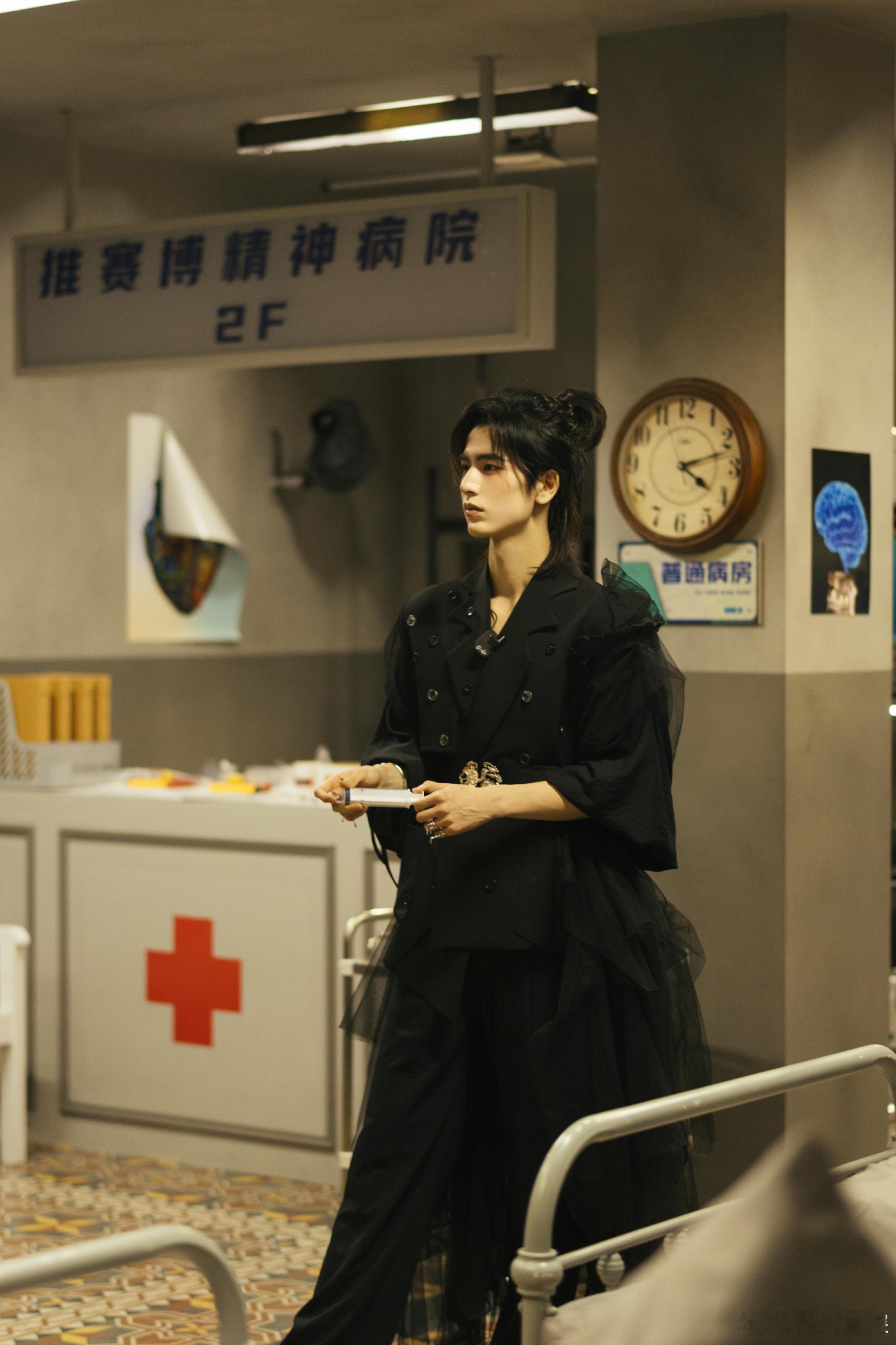 #张凌赫开推变装秀##张凌赫百变牛牛# 张凌赫来开推是变装秀吧！开推有自己的百变