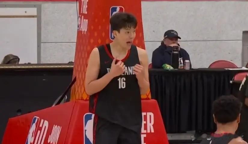 别折腾了！既然撑不起国家队体系，就让杨瀚森安心留美提升吧
 
篮球评论员殳海近期