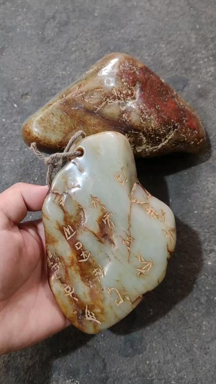 楼下开面馆的老板说，他以前在工地开挖机时捡到两个玉石，本来打算扔了的。一块青白色