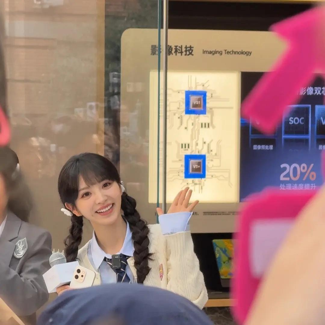 田曦薇今日份活动线下生图来咯 她真的是青春无敌美少女 