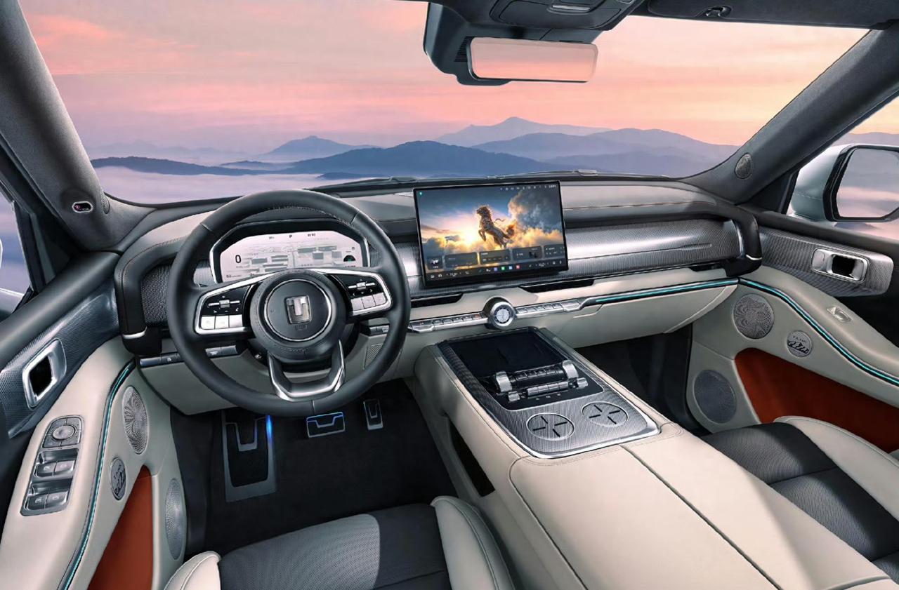 坦克700 Hi4-Z内饰曝光，2.0T插混动力/配后排吸顶屏
软性包覆+木纹饰