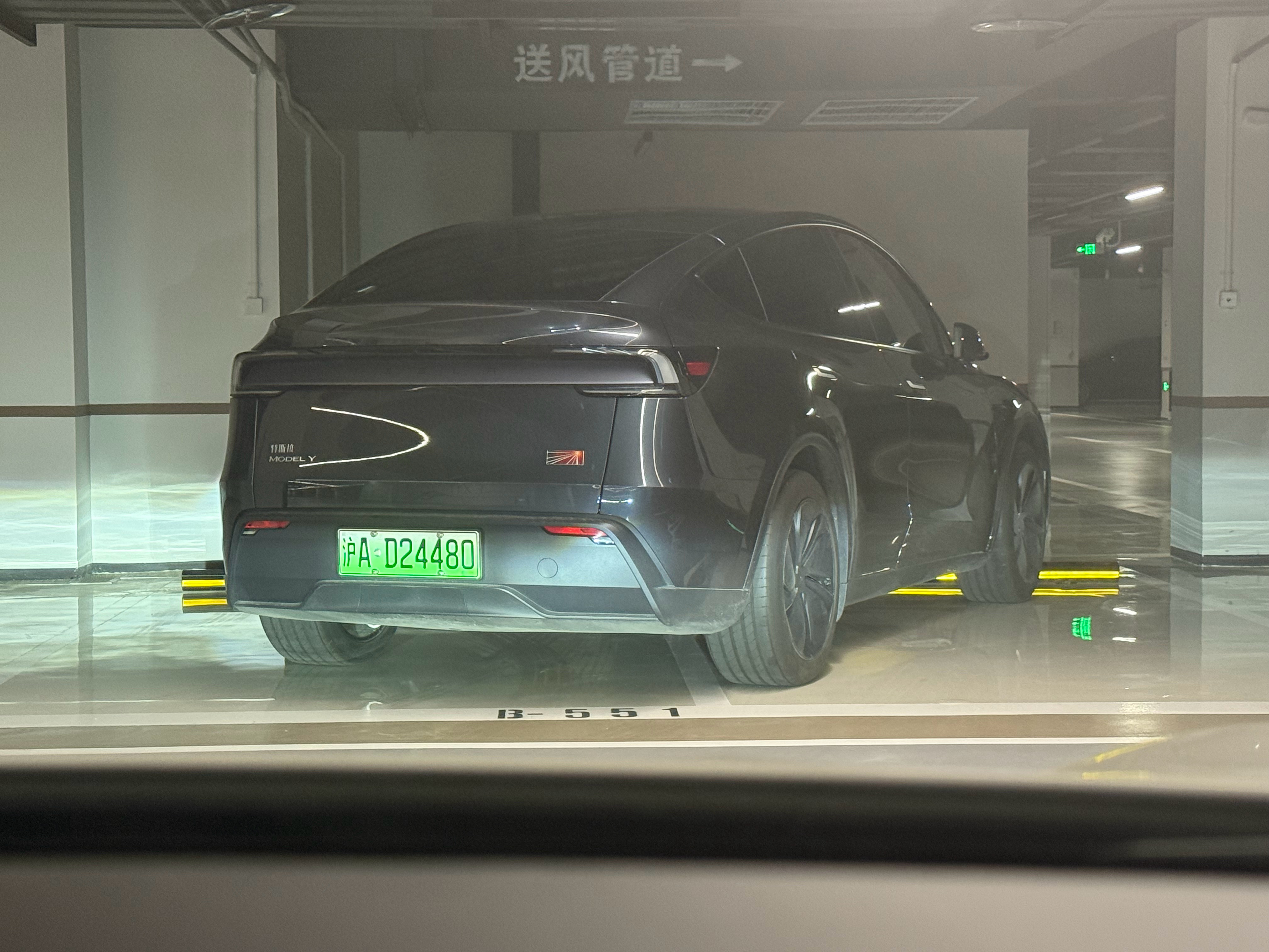 车牌不打码了占两个车位，这么急吗？没素质 ​​​