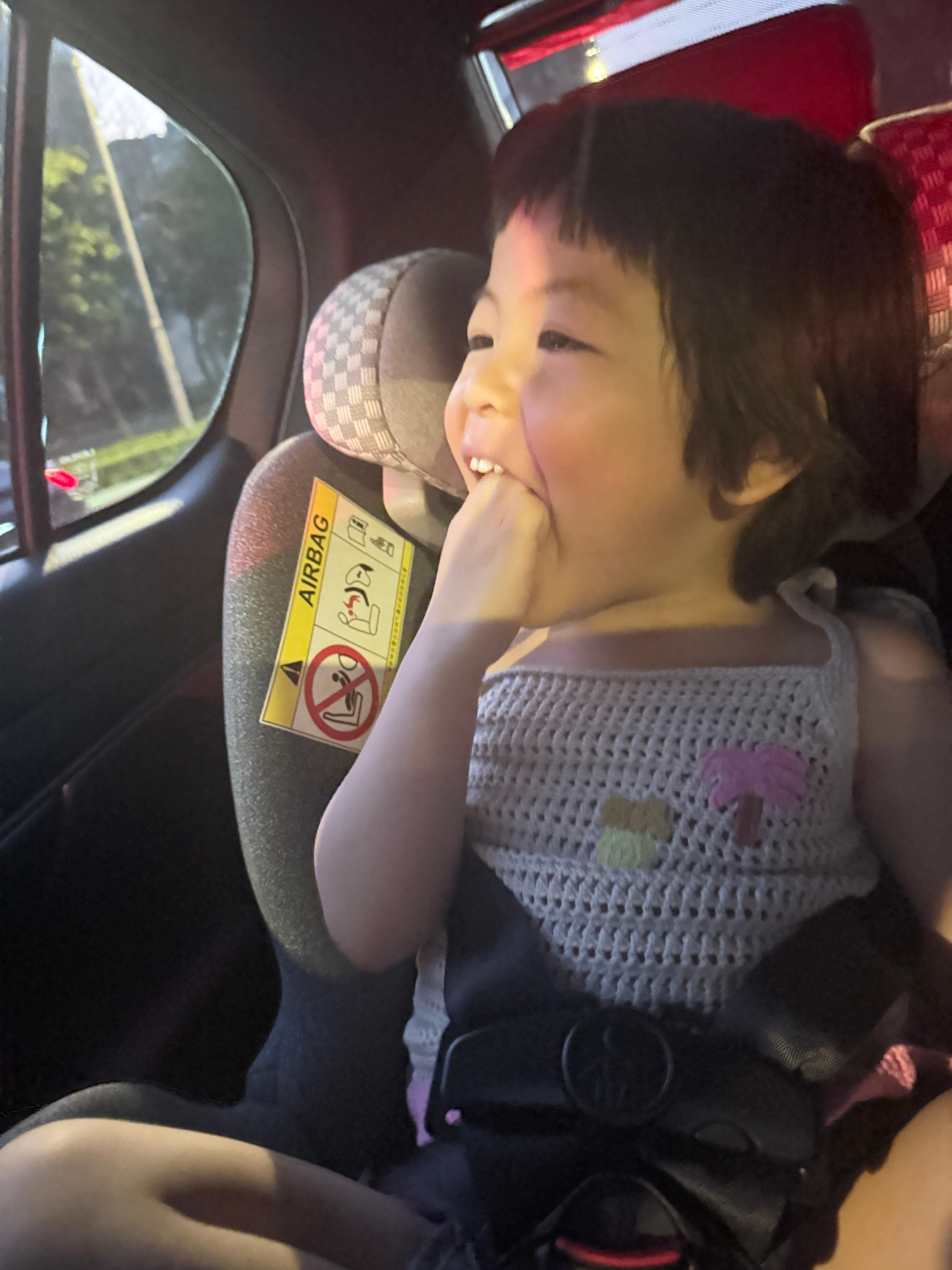 吃拳头被我捉住，露出尴尬的笑容 