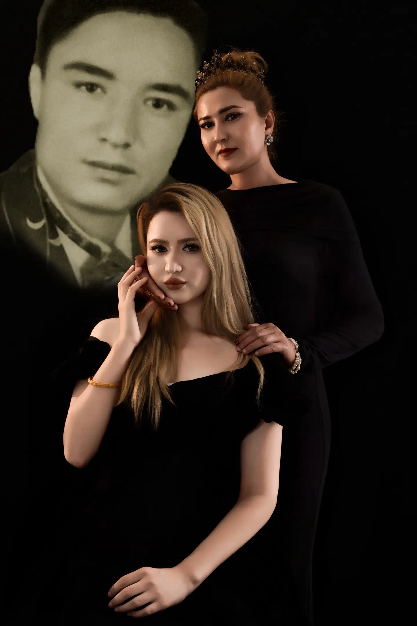 第一张的父亲远远看着我们 妈妈跟我们很好 希望你永远安心的睡觉宝宝 也...