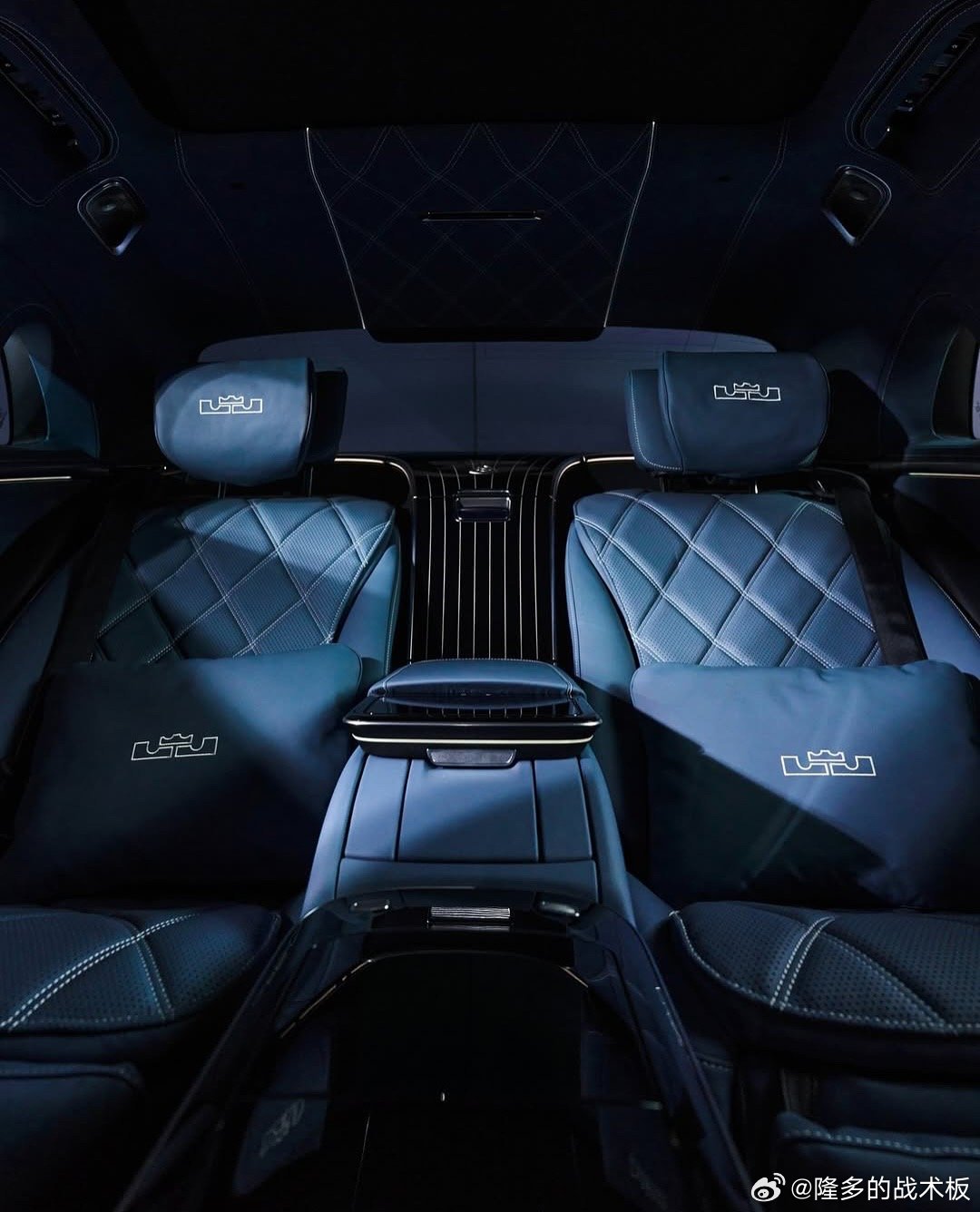 詹姆斯这台定制款迈巴赫S680，绝了！浅象牙素净非金属车漆，融入个人色彩的专属标