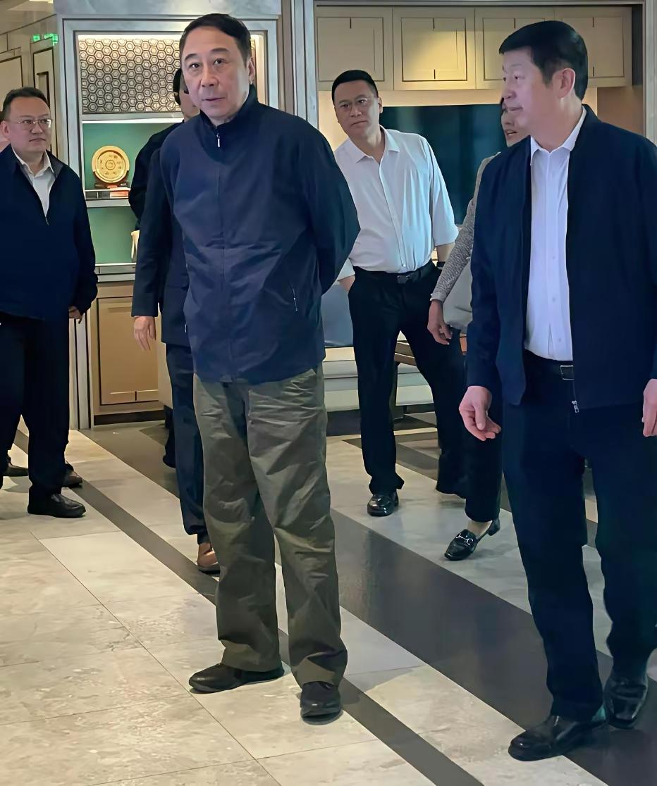 冯巩主席自上任以来，在相声事业上没有做任何努力，任其自由发展，随波逐流，但他同时