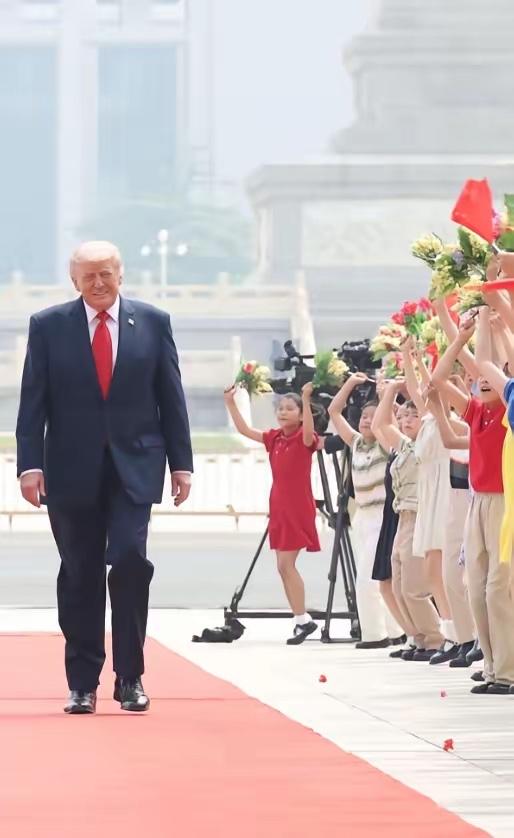 就在刚刚，特朗普发文说：“中方言辞得体地称美国正走向衰落，其所指的是我们在昏庸的