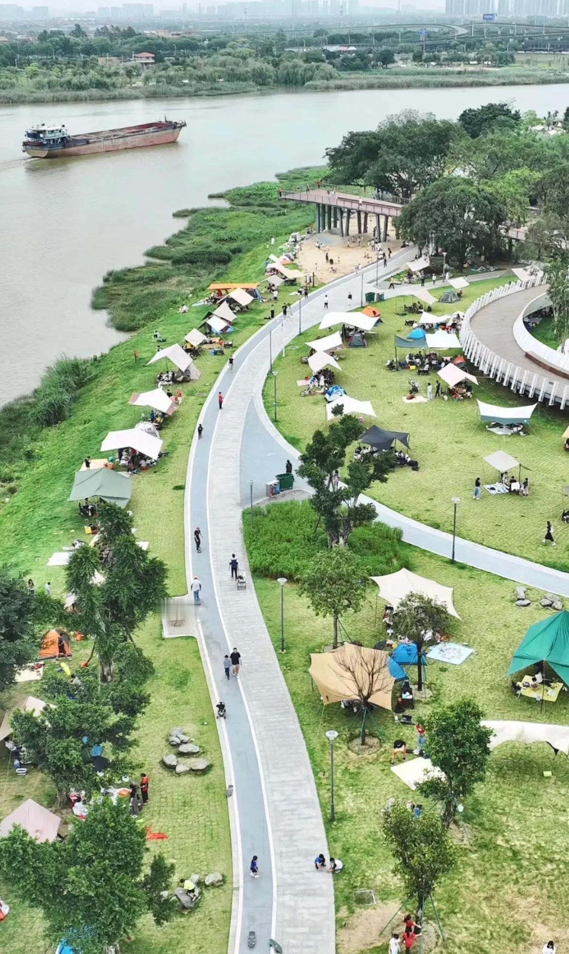 佛山青年公园一日游：赏美人蕉，看日落，吃遍地道美味

📍 地址：禅城区江滨路，