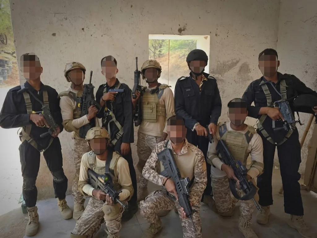 印度特种部队士兵一色以色列轻武器